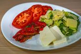 Dixie salad
(peeled tomato, fresh cheese, roasted pepper, 
a mix of green salad) 500 gr.